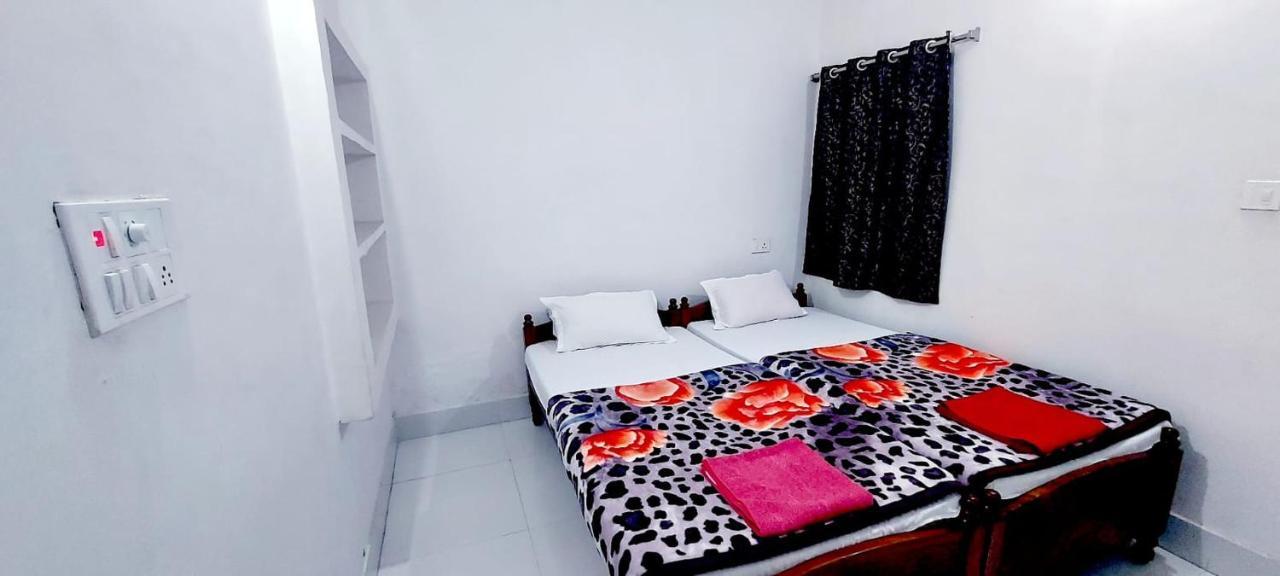 Nilam Guest House Bodh Gaya Buitenkant foto